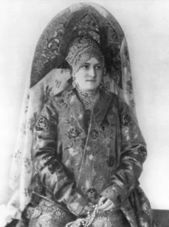 Женщина в двурогом кокошнике с фатой